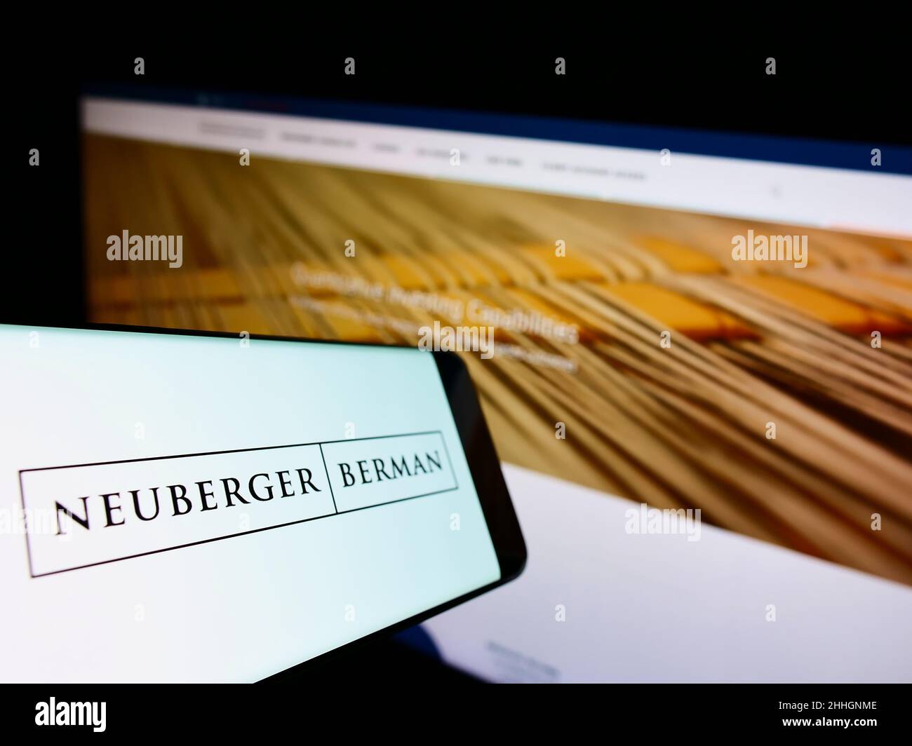 Smartphone avec logo de la société d'investissement américaine Neuberger Berman Group LLC sur écran devant le site Web.Mise au point au centre-gauche de l'écran du téléphone. Banque D'Images