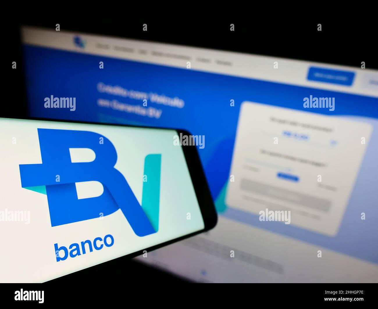 Téléphone mobile avec logo de la société brésilienne Banco Votorantim S.A. sur écran devant le site Web des entreprises.Mise au point à gauche de l'écran du téléphone. Banque D'Images