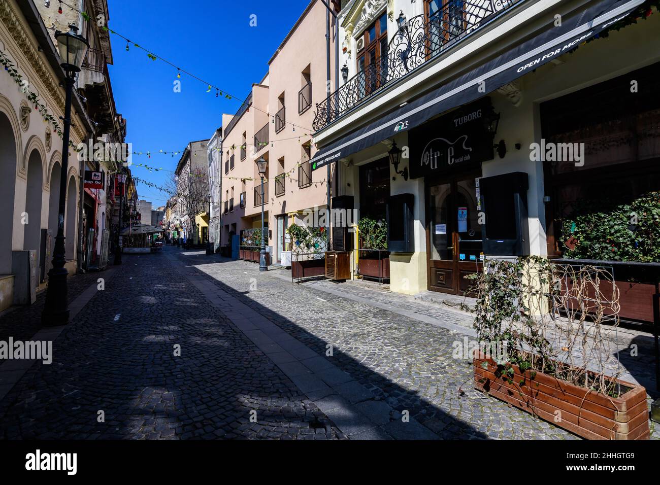Bucarest, Roumanie - 27 mars 2021 : vieux bâtiments dans le centre historique en une journée ensoleillée de printemps Banque D'Images