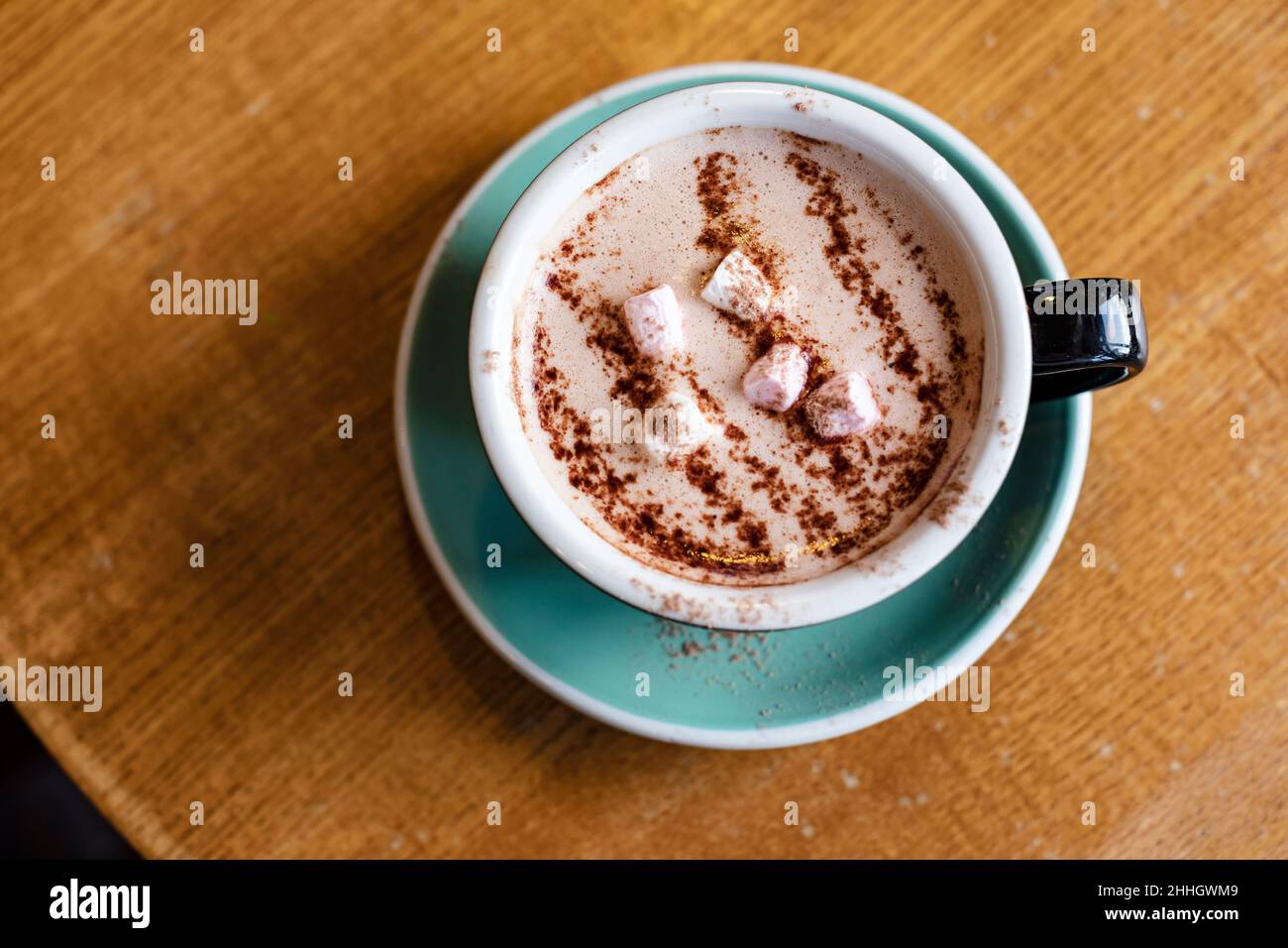 Vue en hauteur d'une tasse de chocolat chaud avec guimauves Banque D'Images