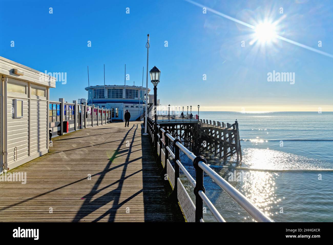 Jetée et mer de Worthing sur un hiver ensoleillé jour West Sussex Angleterre Royaume-Uni Banque D'Images