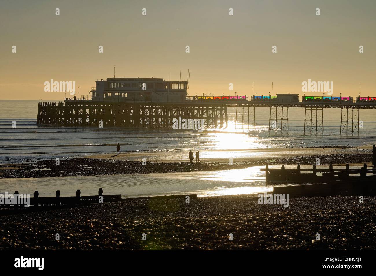 Jetée et plage de Worthing au coucher du soleil lors d'un hiver froid West Sussex Angleterre Royaume-Uni Banque D'Images