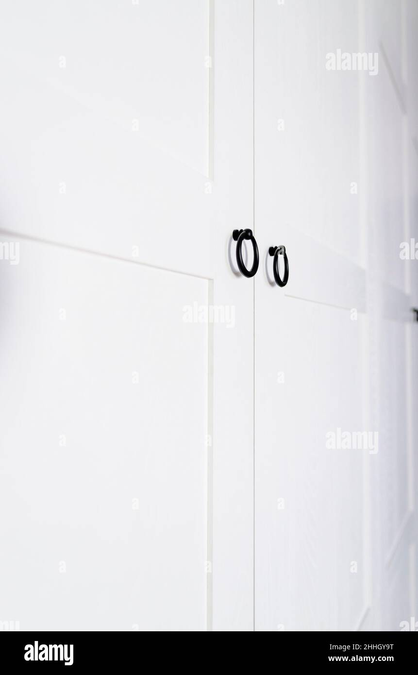 armoire vintage blanche avec moulures couronnées étagères et tiroirs en