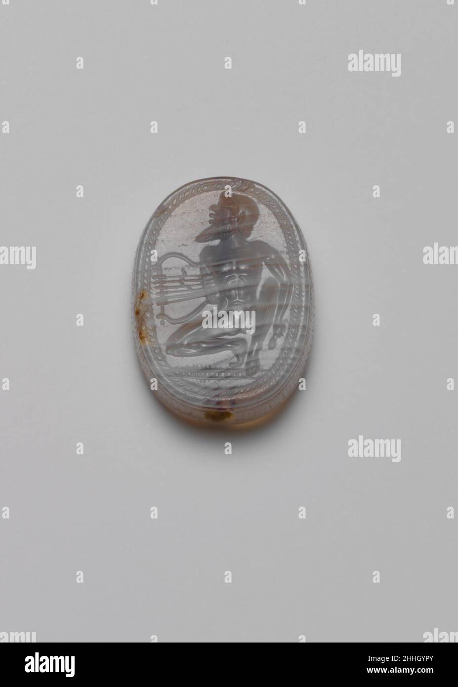 Scaraboïde agé à bandes CA.480 B.C. Etruscan, Vetulonia Crouching satyr tenant une lyre.Scaraboïde agé à bandes.Etruscan, vétulonia. CA.480 C.-B.Agate, baguée.Archaïque tardive.Gemmes Banque D'Images