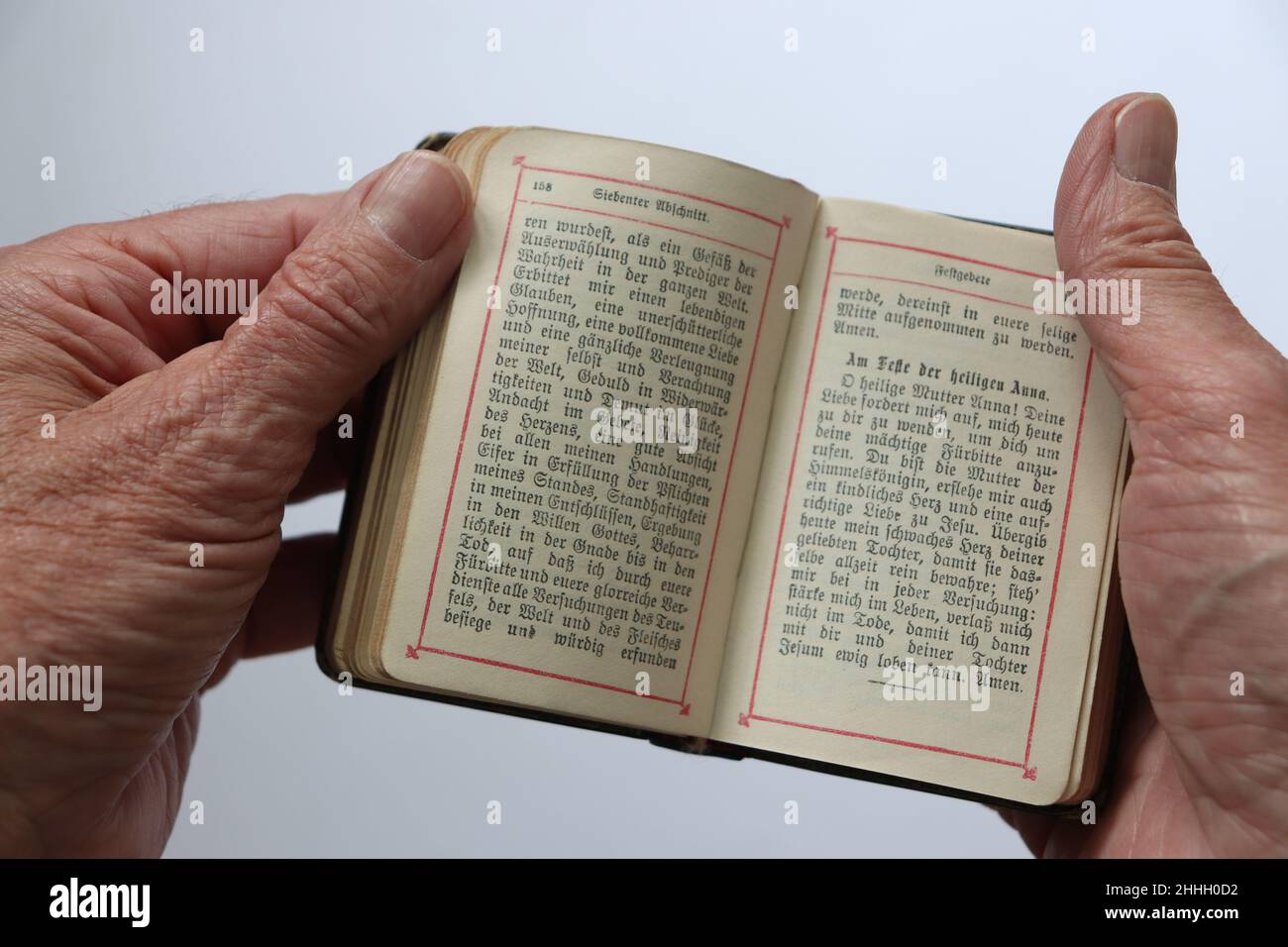 ein Mann/eine Frau le plus dans einem alten Gebetbuch von 1924 * un vieux livret de 1924 personnes dans les mains d'une personne Banque D'Images