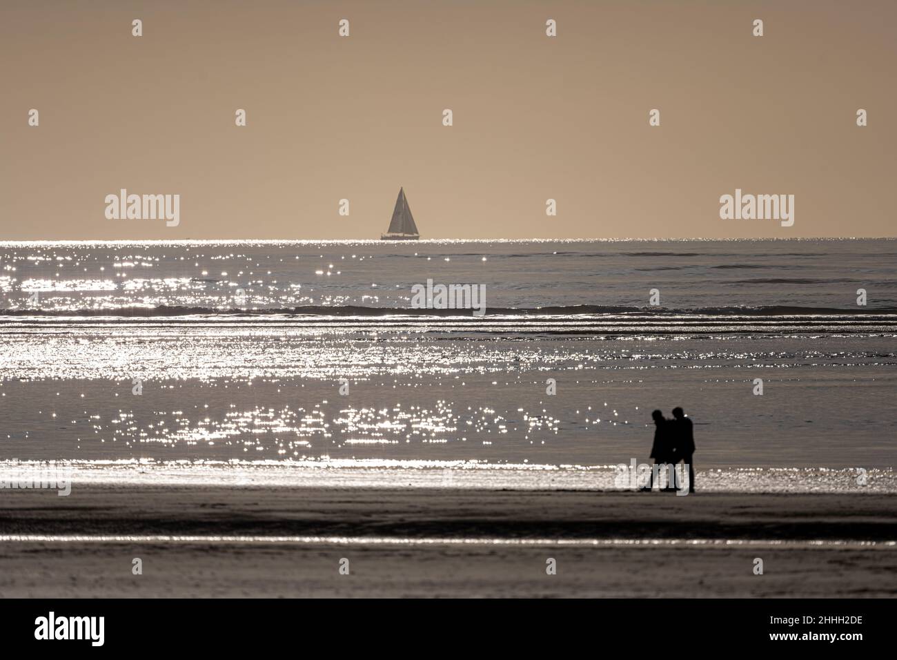Des voiles lointaines sur l'horizon au-dessus d'une mer miroitante, West Wittering Beach, Chichester, Royaume-Uni Banque D'Images