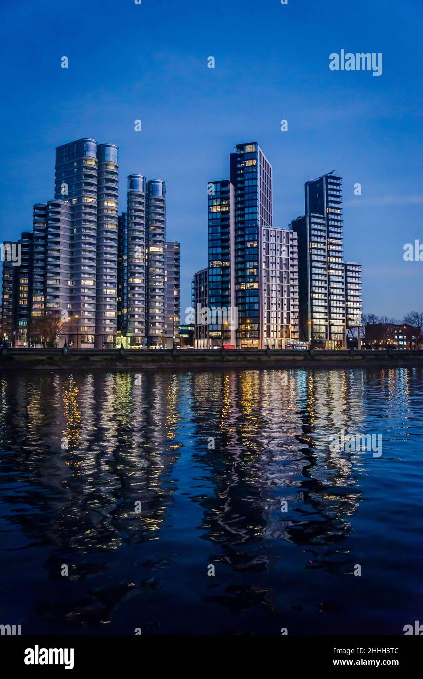 Nouveaux logements comprenant des tours modernes de haute hauteur sur Albert Embankment, Vauxhall, Londres, Angleterre, Royaume-Uni Banque D'Images