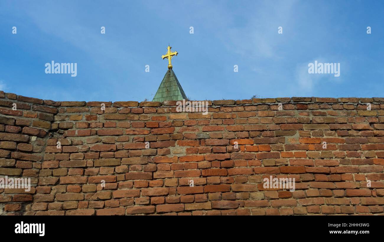 Croix derrière le mur fait de carreaux, briques Banque D'Images