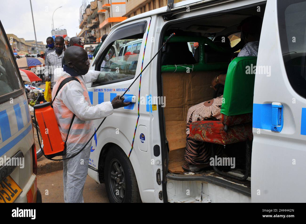 Le public est assaini avant d'être autorisé à pénétrer dans les lieux publics pour lutter contre la pandémie Covid 19 qui a affecté l'économie en Ouganda. Banque D'Images