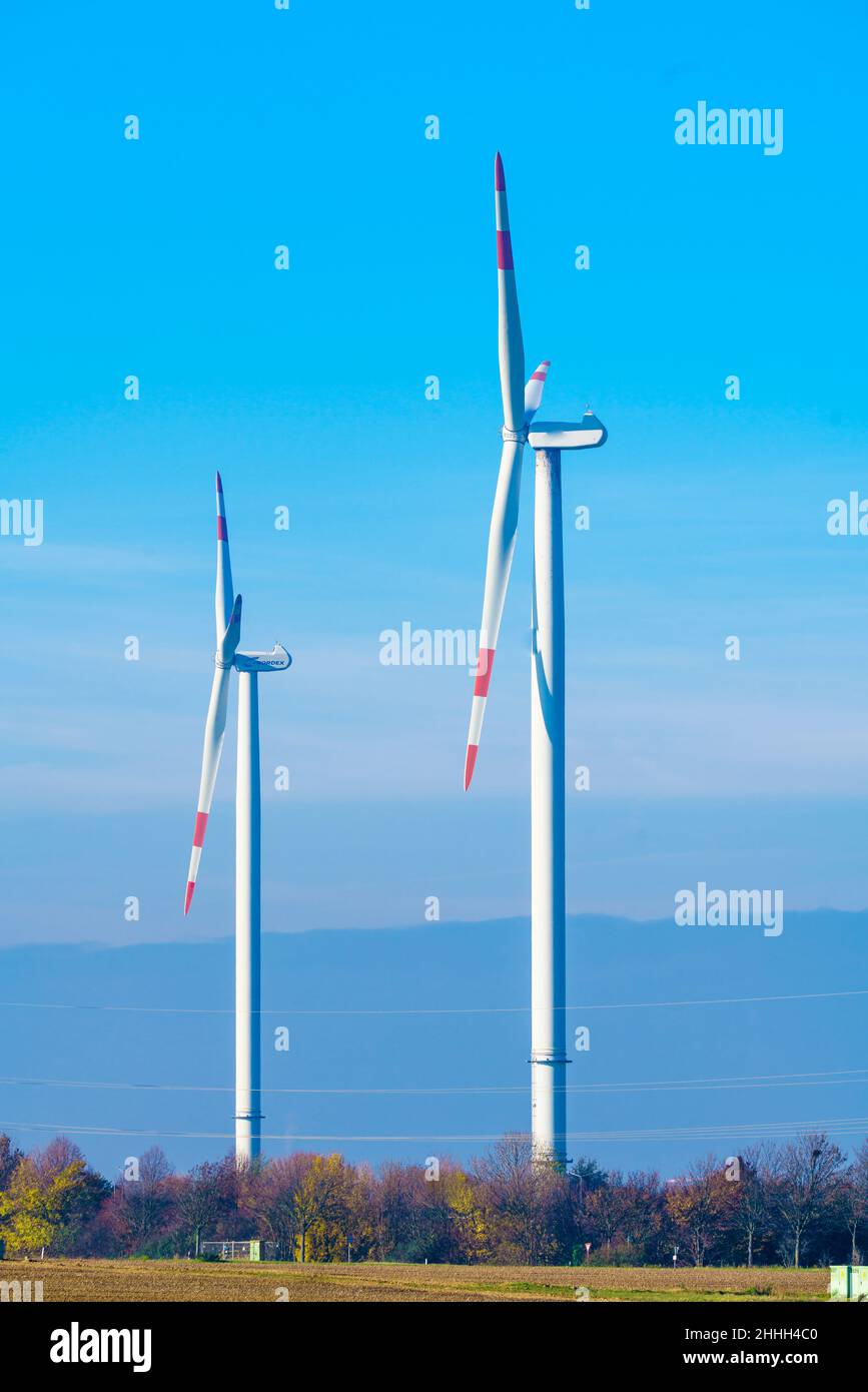 Éoliennes éoliennes générateurs d'énergie de ferme.Production d'énergie verte renouvelable Banque D'Images