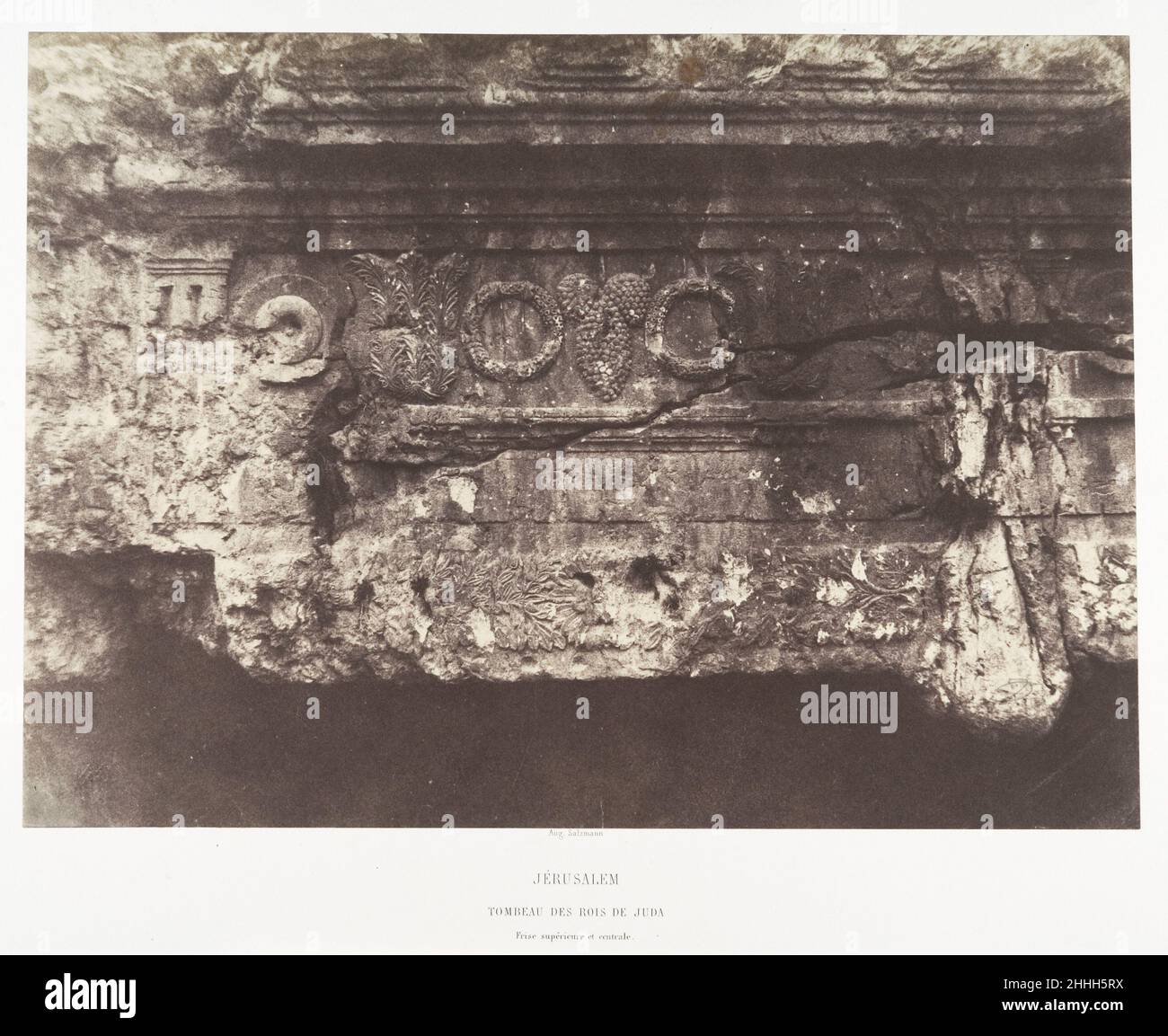 Jérusalem, Tombeau des rois de Juda, Frise supérieure et centrale 1854 Auguste Salzmann Français pour l'histoire de Salzmann était dans les détails.Bien que les ravages du temps, des forces naturelles et des conflits humains aient effacé une grande partie des villes anciennes, des fragments ont laissé entendre l'existence de civilisations telles que le Royaume de David, l'Empire romain et les phases antérieures de l'Empire ottoman, tous modèles pour la France du second Empire.Le fait que Salzmann se concentre sur les moindres détails — la décoration végétale d’une frise, la statuaire en vrac, les motifs abstraits d’un mur ou la figure aimée d’un casque — donne à ses photographies une rare combinaison de direc Banque D'Images