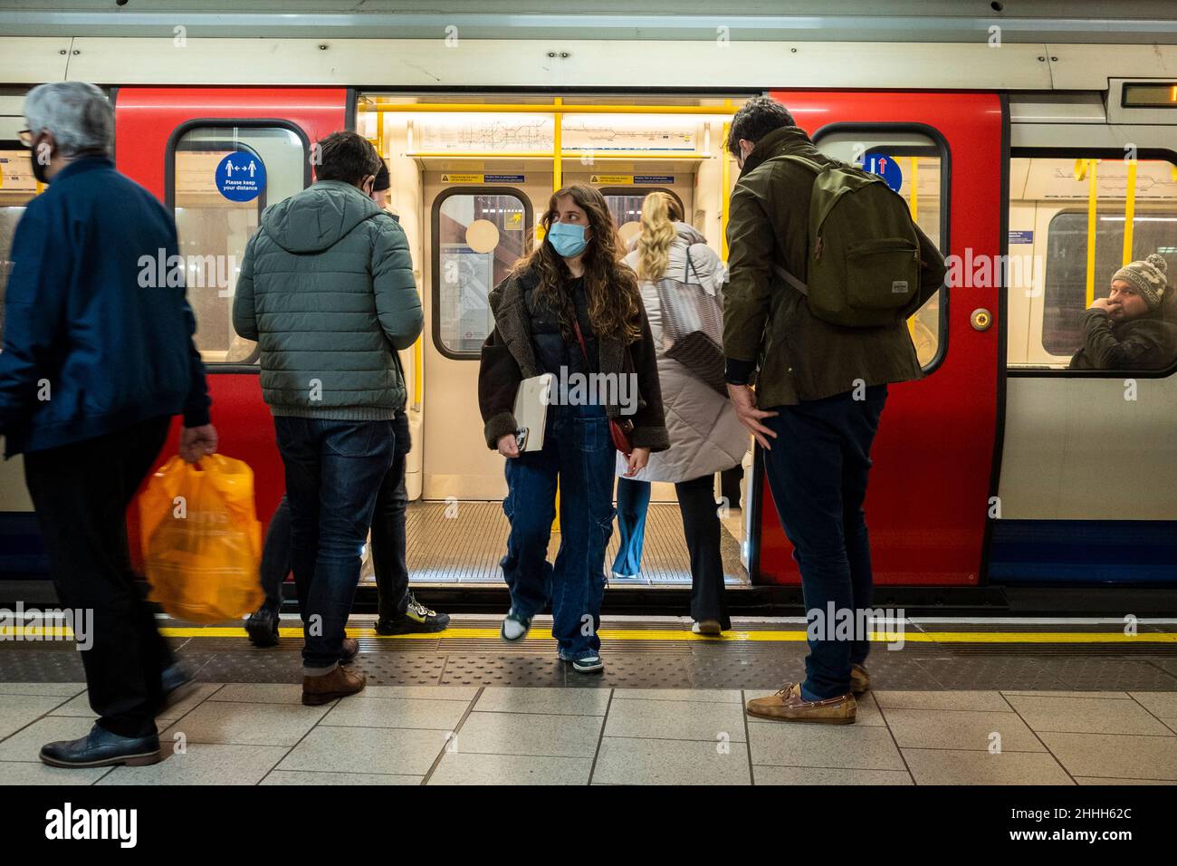 Londres, Royaume-Uni.24 janvier 2022.Les gens sont à bord d'un tube Metropolitan Line pendant les heures de pointe du soir.Les restrictions du plan B ont été assouplies par le gouvernement britannique et les gens ont été encouragés à cesser de travailler de chez eux et à retourner au bureau à mesure que les effets de la variante Omicron sur l'économie commencent à diminuer.Credit: Stephen Chung / Alamy Live News Banque D'Images