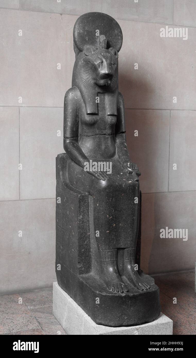 Statue de la déesse Sakhmet ca.1390–1352 C.-B. Nouveau Royaume cette statue représente Sakhmet, la déesse qui représentait la force de la violence et la catastrophe inattendue.Son potentiel de danger est symbolisé par la tête du lion avec laquelle elle est représentée et par le disque solaire qu'elle porte.Les médecins égyptiens considéraient le traitement de la maladie en partie comme une apaisement de Sakhmet, et pour cette raison ils étaient habituellement des prêtres de la déesse.En refusant son pouvoir, Sakhmet a donné la vie, symbolisée par le signe ankh qu'elle tient dans sa main gauche.Statue de la déesse Sakhmet. CA.1390–1352 C.-B.Granodiorite.Ne Banque D'Images