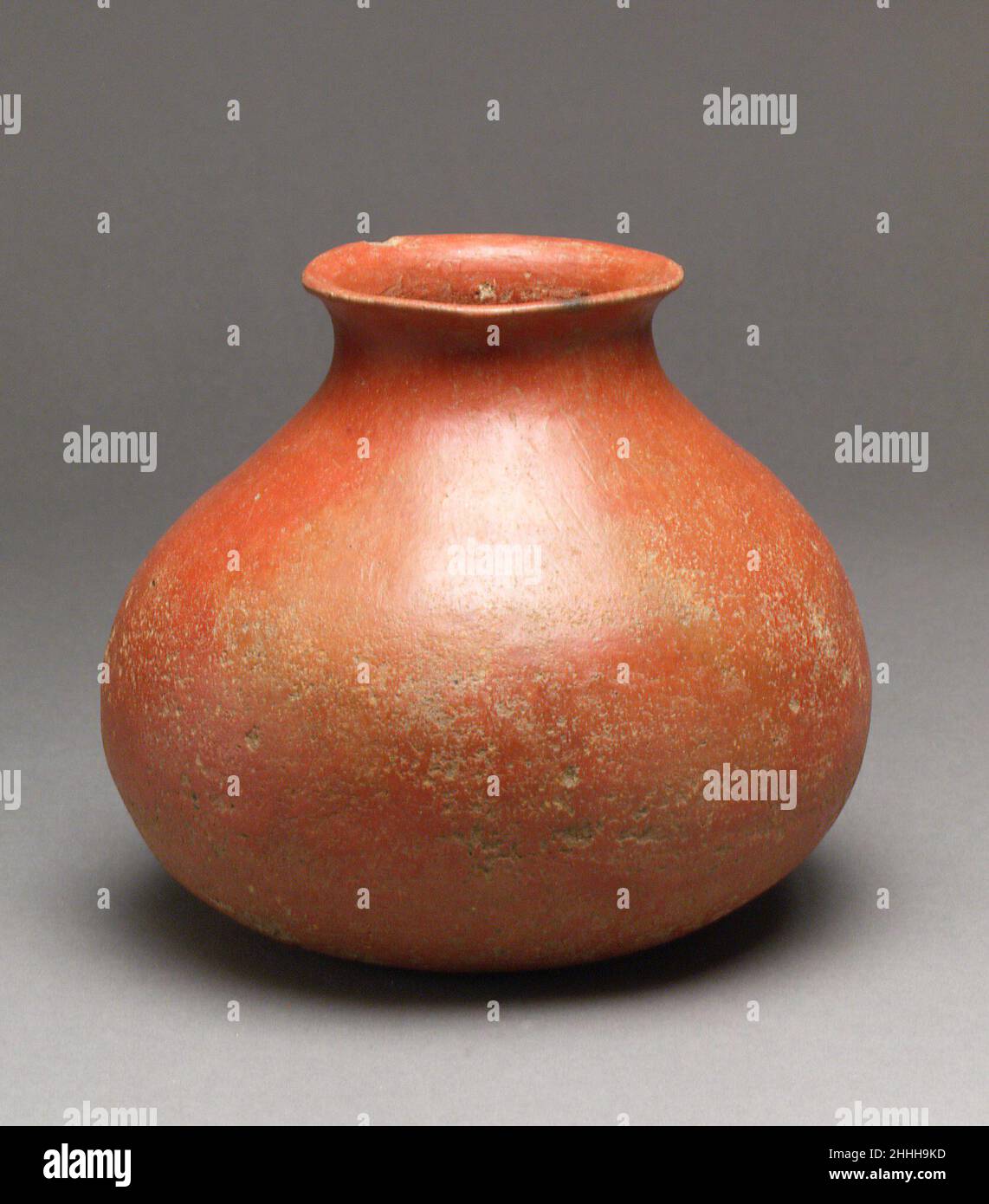 Pot ca.4th Century B.C. Corée la couleur rouge luxuriante de ce pot vient d'un pigment d'oxyde de fer qui a été appliqué et bruni sur le navire avant qu'il ait été tiré.Trouvés principalement dans les tombes, les bocaux tels que cet exemple ont probablement été utilisés dans les rituels funeréal.Pot.Corée. Env.4th siècle C.-B..Faïence rouge brunie. Fin de l'âge de bronze (env.15th environ3rd siècle avant J.-C.).Céramique Banque D'Images