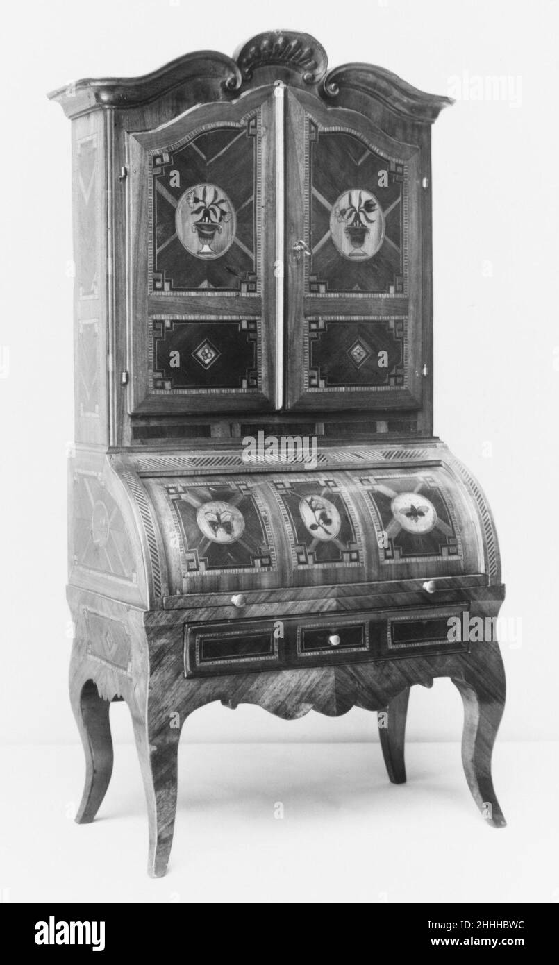 Modèle de cylindre-bureau de chute avec cabinet deuxième moitié du 18th siècle allemand.Modèle de table de chute cylindrique avec dessus d'armoire.Allemand. Deuxième moitié du siècle 18th.Bois.Meubles en bois Banque D'Images