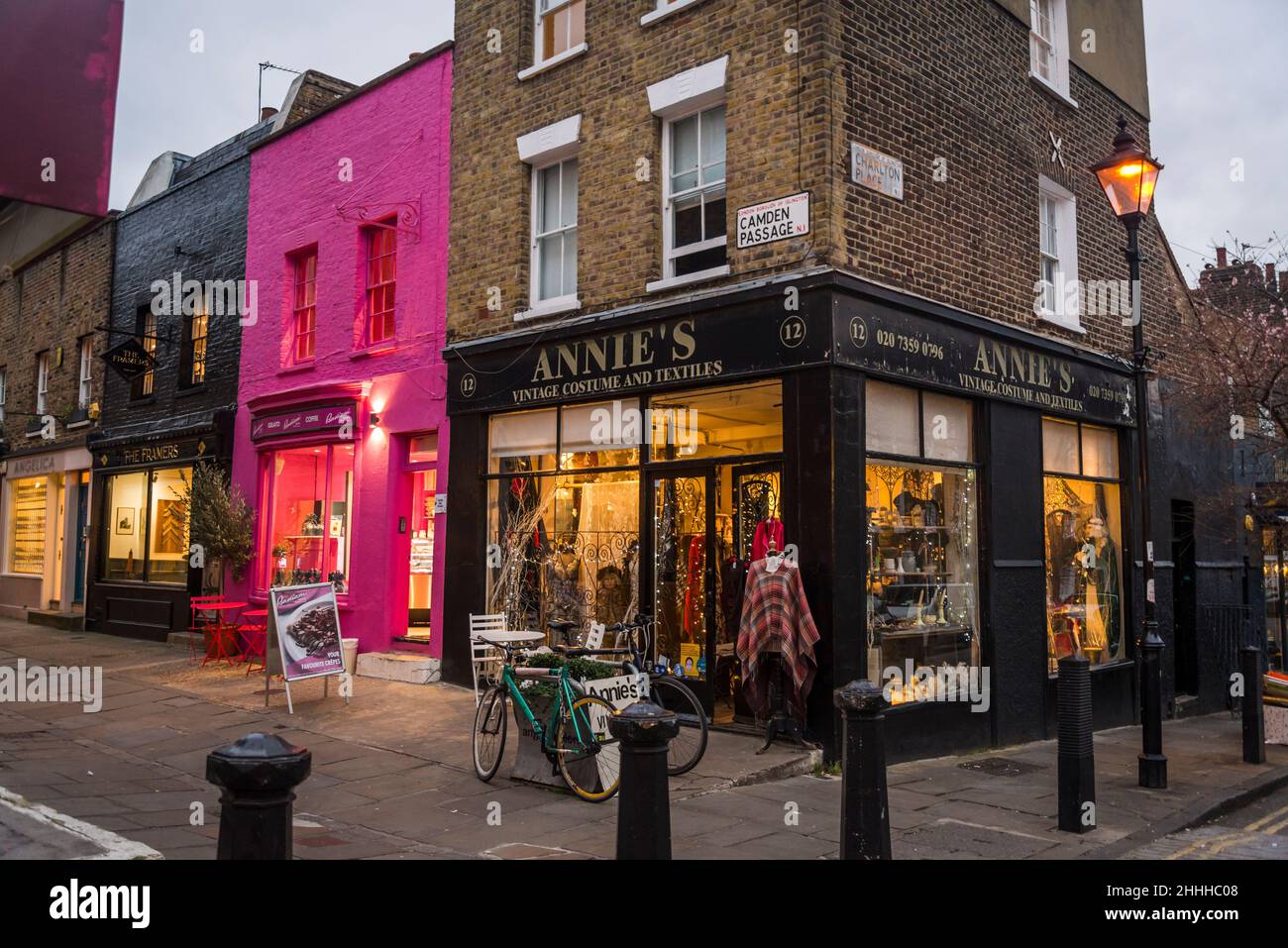 Camden passage, une rue animée réservée aux piétons avec des étals anciens, des boutiques, des pubs, des restaurants et des cafés, Islington,Londres, Angleterre, Royaume-Uni Banque D'Images