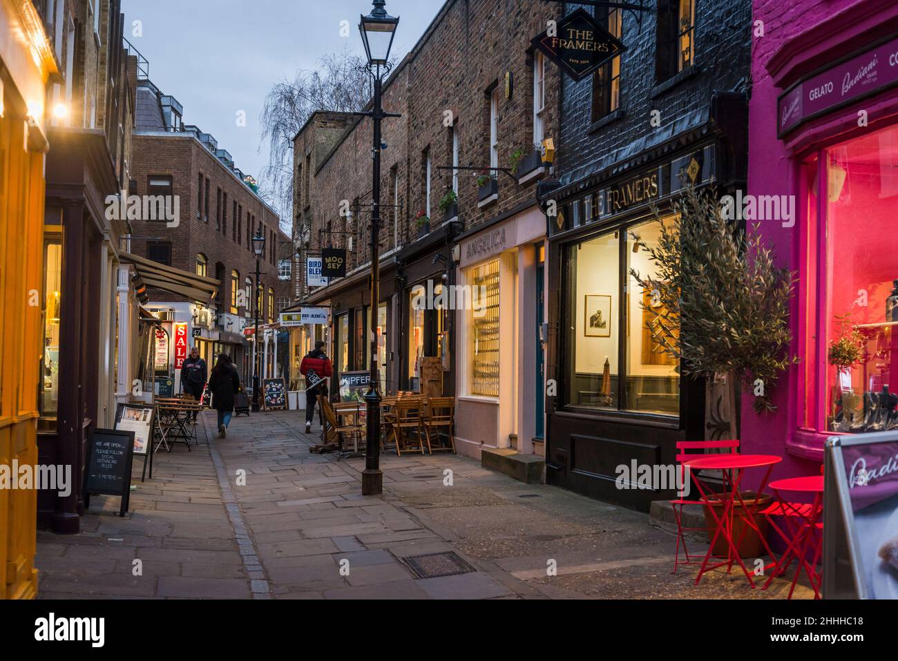 Camden passage, une rue animée réservée aux piétons avec des étals anciens, des boutiques, des pubs, des restaurants et des cafés, Islington,Londres, Angleterre, Royaume-Uni Banque D'Images