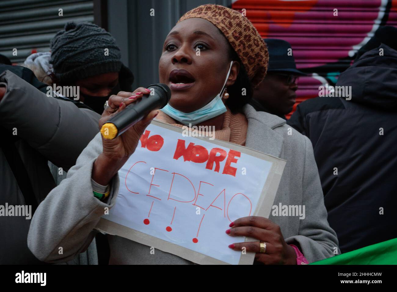 Londi=on (Royaume-Uni), 22 janvier 2022: Des militants maliens protestent devant le Consulaire malien de Londres pour l'autodétermination du peuple malien. Banque D'Images