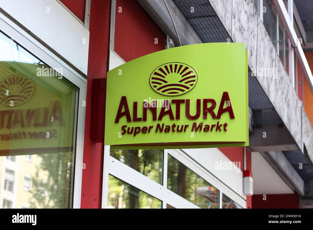Munich, Allemagne - 07 juillet 2018 : panneau lumineux Alnaturaa d'un supermarché à Munich.Marque commerciale Alnaturaa - la gamme de la marque inclut l'environnement Banque D'Images