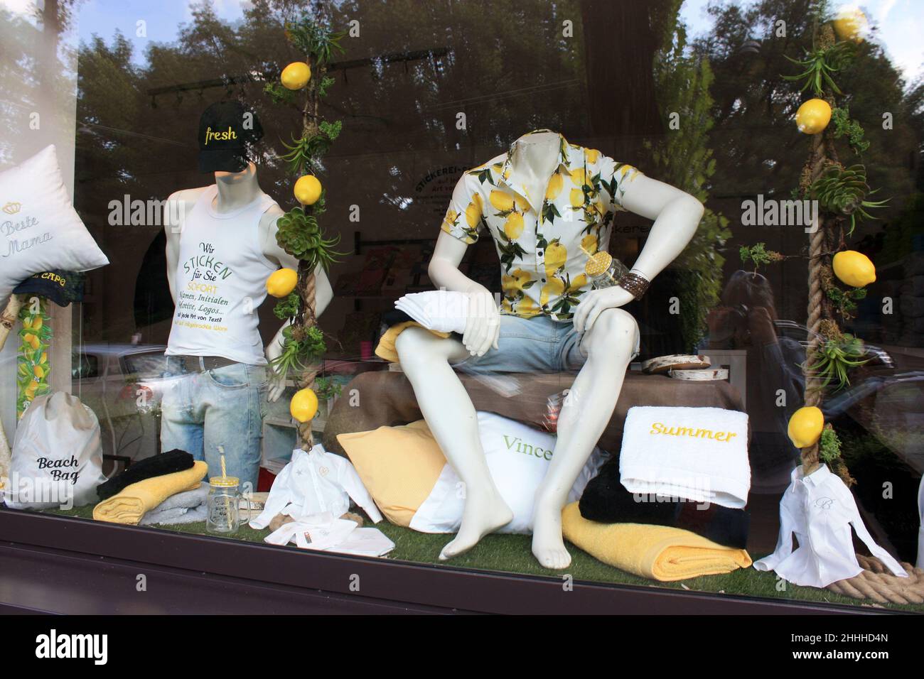 Munich,Allemagne-juillet 7,2018: Vitrines du magasin de vêtements et d'accessoires, décorées dans le style d'été avec des mannequins.mannequin masculin dans la disp Banque D'Images Munich,Allemagne-juillet 7,2018: Vitrines du magasin de vêtements et d'accessoires, décorées dans le style d'été avec des mannequins.mannequin masculin dans la disp Banque D'Images