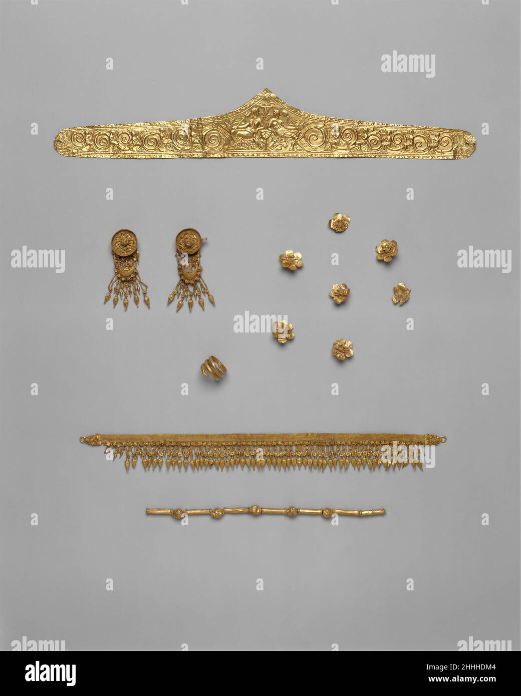 Ensemble de bijoux ca.330–300 B.C. Greek Pediment or diadem  (06.1217.1)paire de boucles d'oreilles en or avec disque et pendentif en  forme de bateau (06.1217.11–.12)collier à bracelet en or avec pendentif en  forme