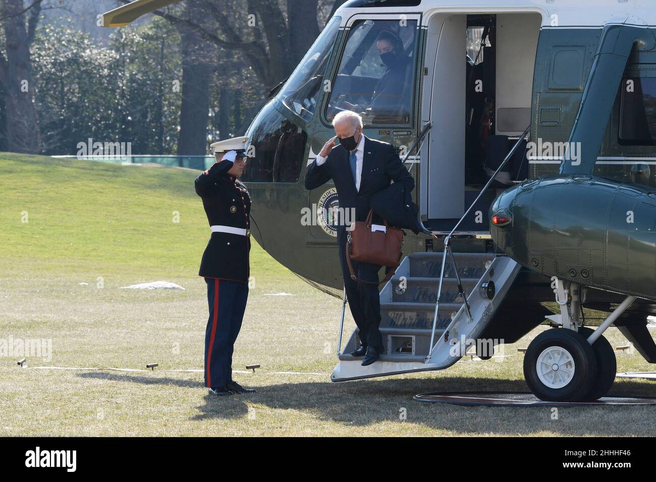 Washington, États-Unis.24th janvier 2022.LE président AMÉRICAIN Joe Biden marche sur South Lawn jusqu'à la Maison Blanche après son retour de Camp Davis aujourd'hui le 24 janvier 2022 à South Lawn/White House à Washington DC, États-Unis.(Photo de Lénine Nolly/Sipa USA) Credit: SIPA USA/Alay Live News Banque D'Images