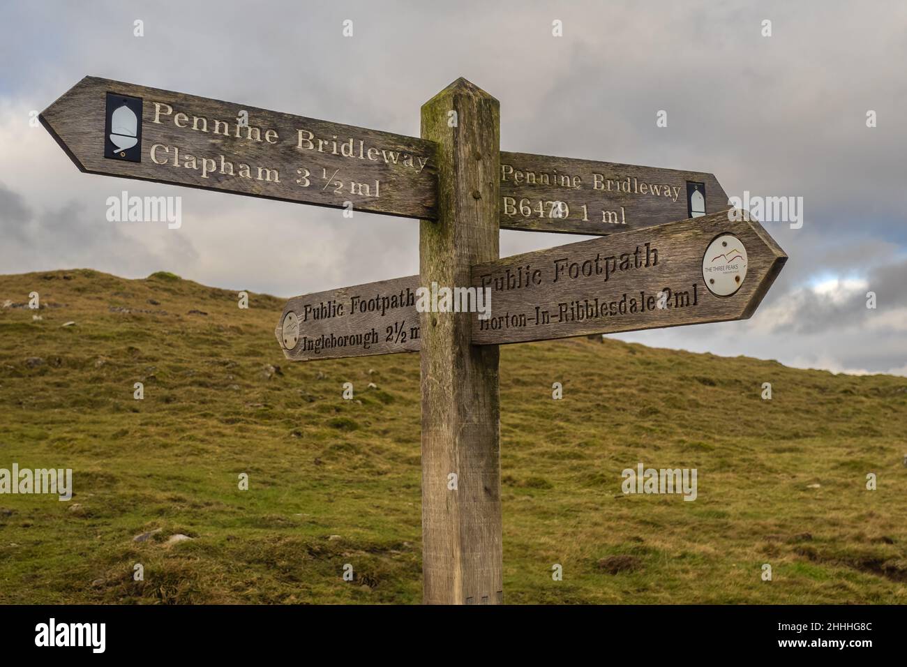 16.01.2022 Horton à Ribblesdale, North Yorkshire, UK Fingerpost signe pour les marcheurs de colline sur les pentes inférieures d'Ingleborough montrant la voie pour le th Banque D'Images