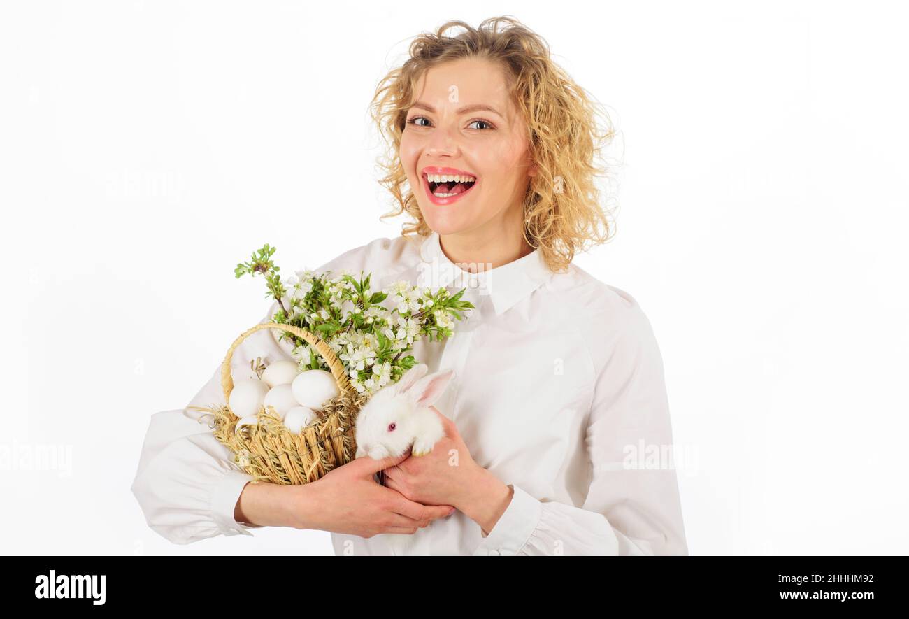Femme souriante avec lapin et panier avec œufs.Œuf de Pâques.Lapin.Bonne journée Easters. Banque D'Images