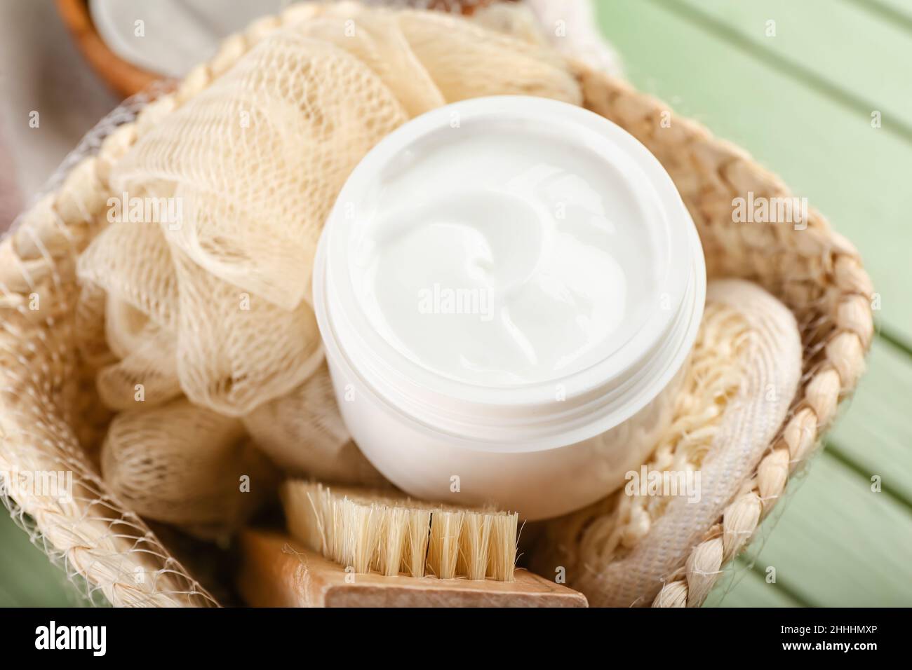 Pot avec crème cosmétique naturelle, brosse et éponge de bain sur la table,  gros plan Photo Stock - Alamy