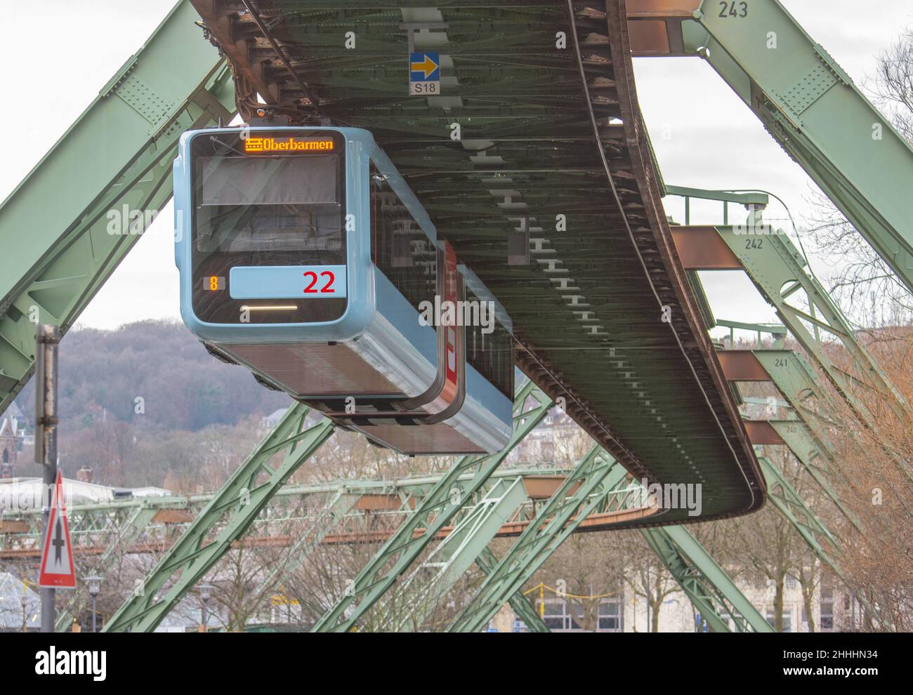 Wuppertal Die Schwebebahn – das Wahrzeichen Wuppertal – fährt auf einer 13 km langen Strecke 