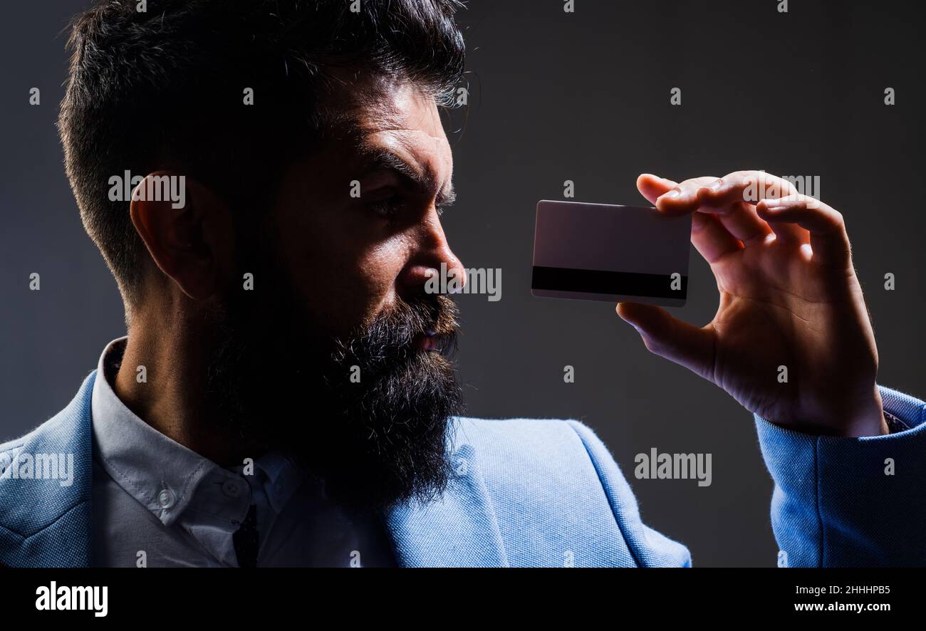Homme avec carte de crédit.Argent et finances.Services bancaires et paiement.Commerce, change, dette. Banque D'Images