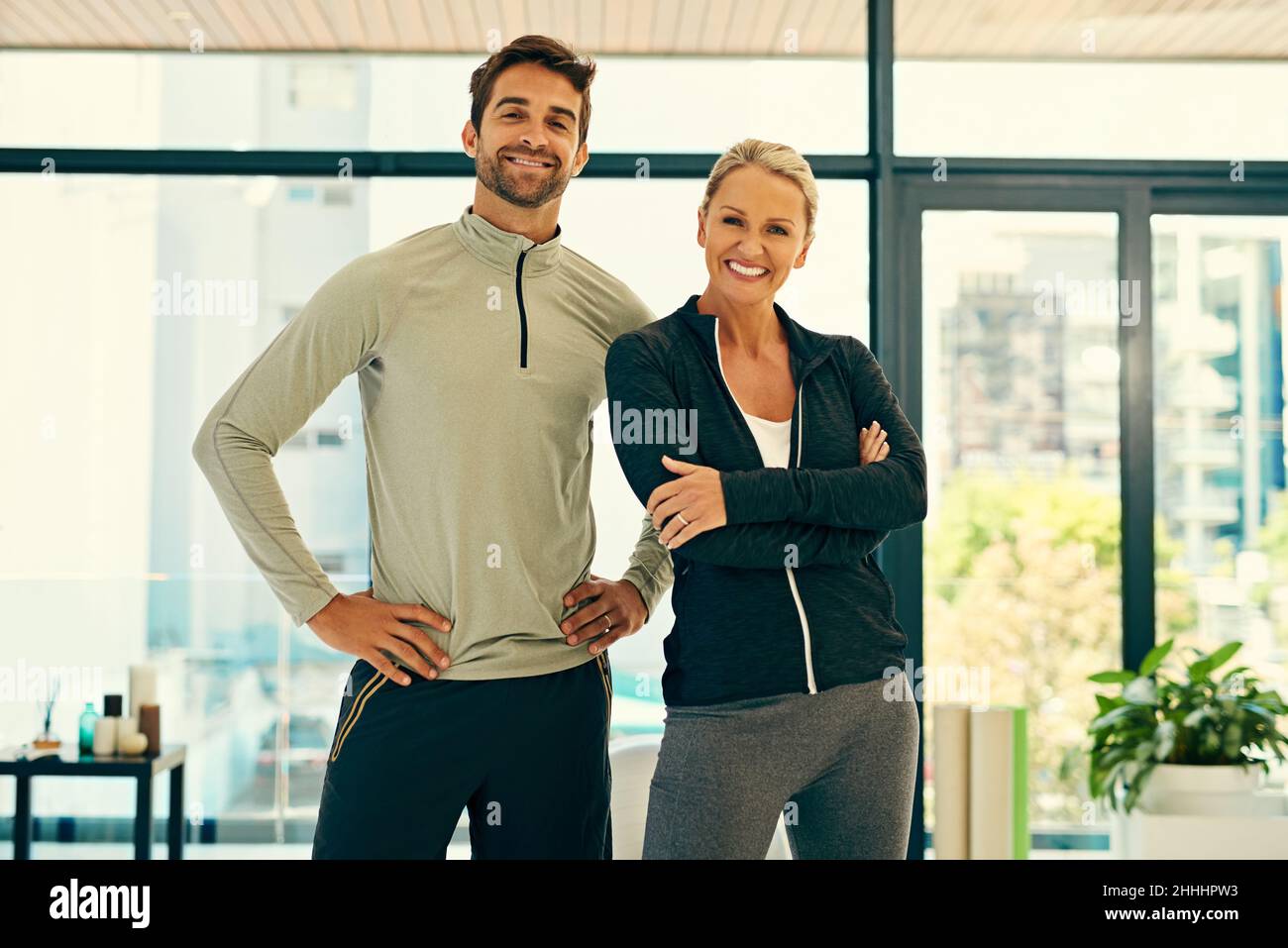 Sympa centre de remise en forme.Portrait de deux physiothérapeutes heureux se posant ensemble dans un centre de fitness. Banque D'Images