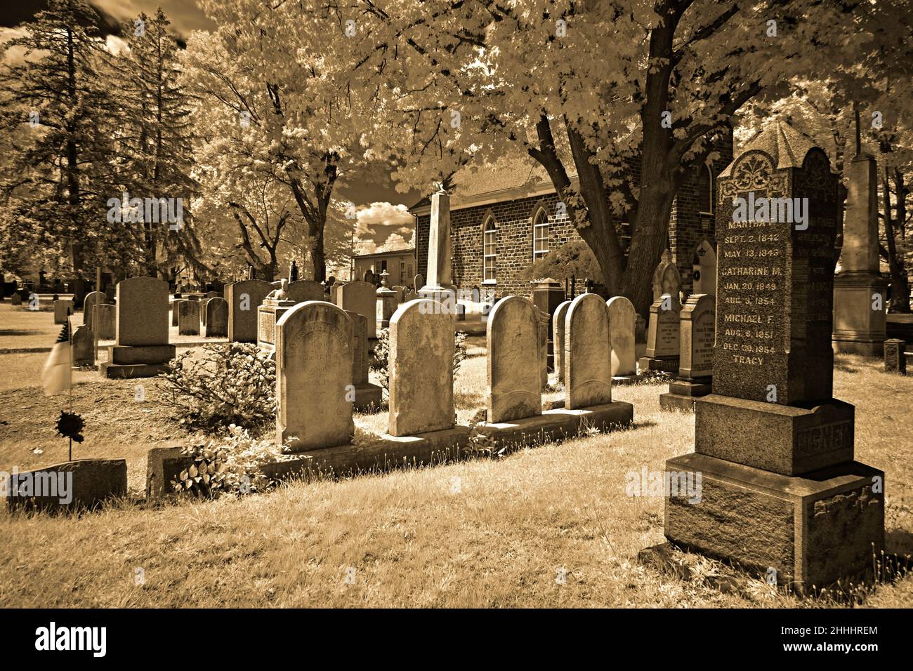 Un très vieux cimetière dans un 1776 cour de l'église de réforme anglaise.Cette photo infrarouge, abstraite, sépia est effrayante et un bon look pour Halloween. Banque D'Images