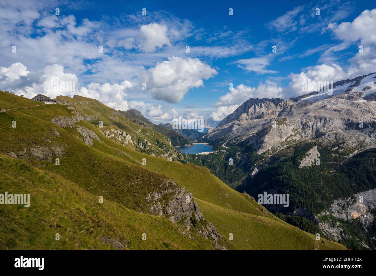 Vue sur le paysage depuis le sentier de montagne de Viel del Pan dans les Dolomites. Banque D'Images