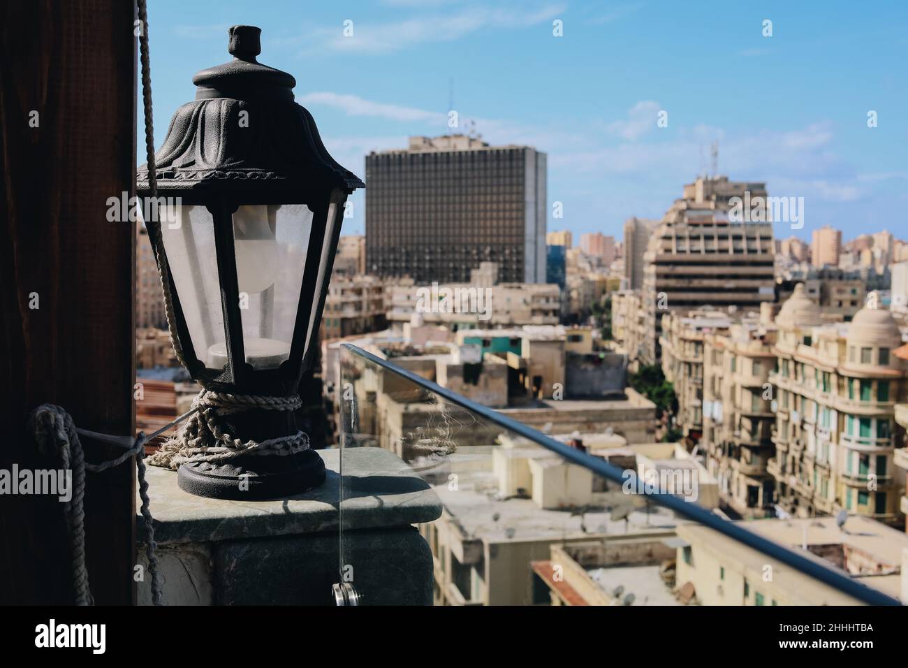 Alexandrie, Egypte - 12.11.2021: Vue aérienne de l'ancien lustre de lanterne avec corde et historique paysage urbain Banque D'Images