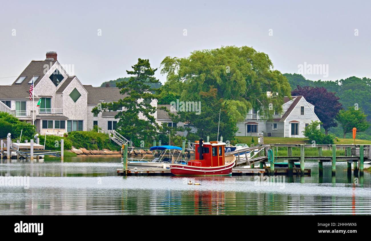 Lewis Bay Inlet à Cape Cod, Massachusetts.USA, avec Red Tugboat un jour gris.Près du port de Hyannis. Banque D'Images