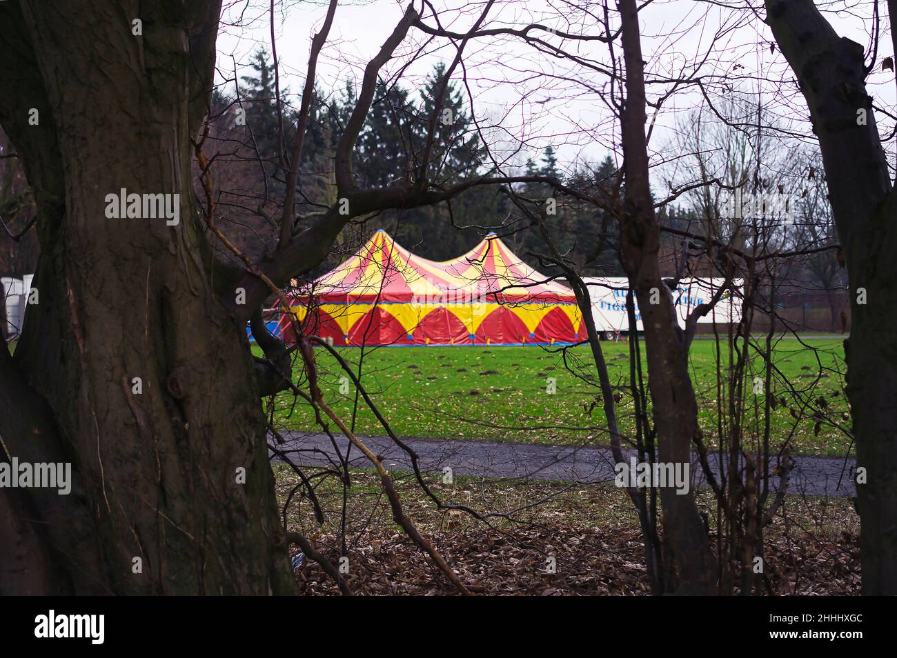 Tente de cirque colorée sur la prairie Banque D'Images