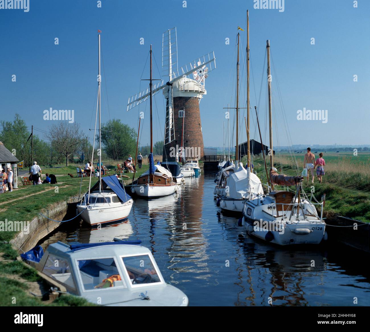 Angleterre.Norfolk.Moulin à cheval.Bateaux amarrés sur le canal de l'eau. Banque D'Images