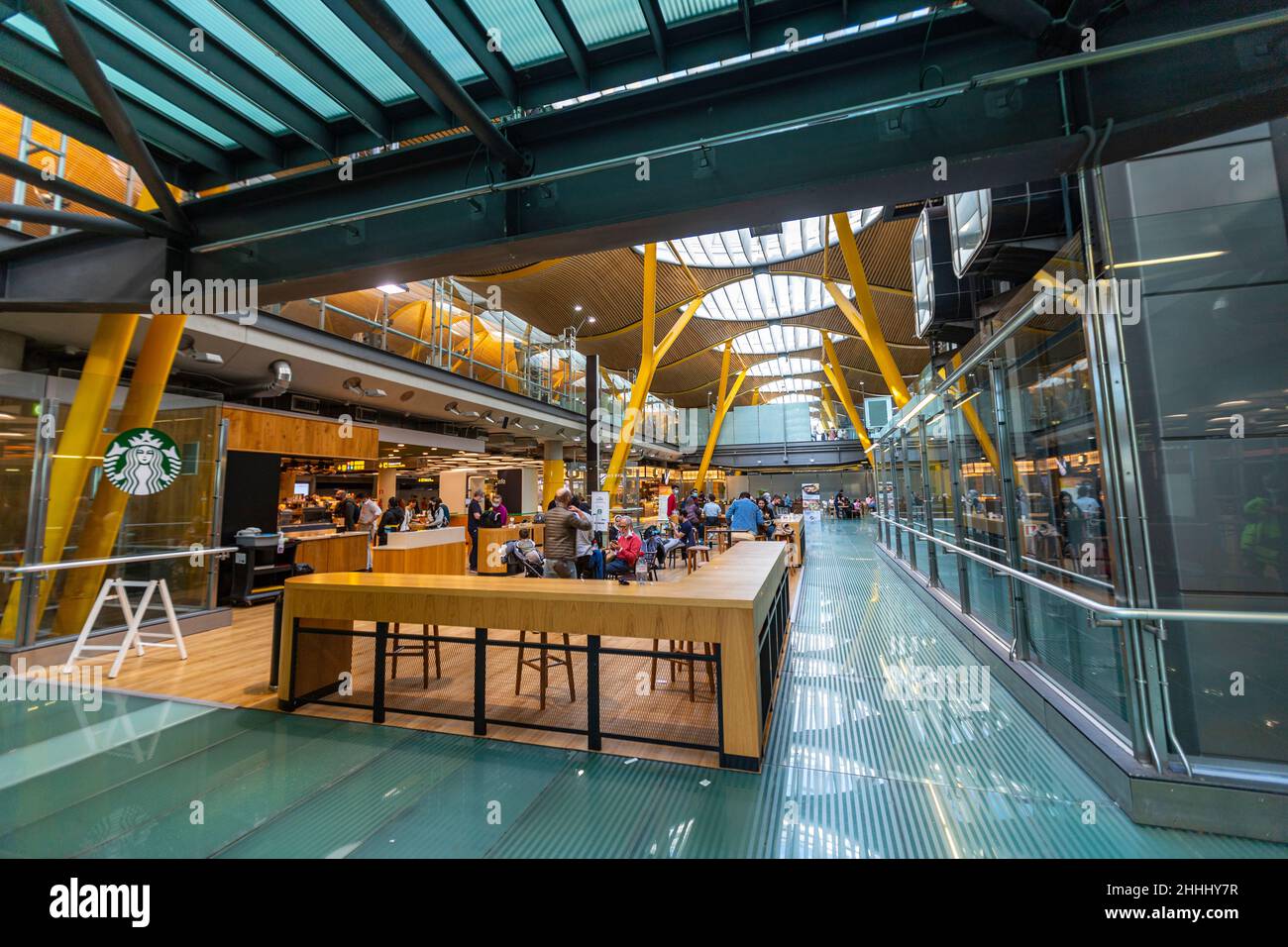 Café à Adolfo Suárez aéroport Madrid–Barajas terminaux T4, conçu par les architectes Antonio Lamela et Richard Rogers Banque D'Images