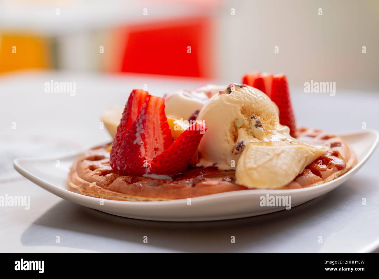 Crêpes délicieuses avec glace et fruits.Dessert à la crêpe avec fraises et bonbons.Cuisine colombienne. Banque D'Images