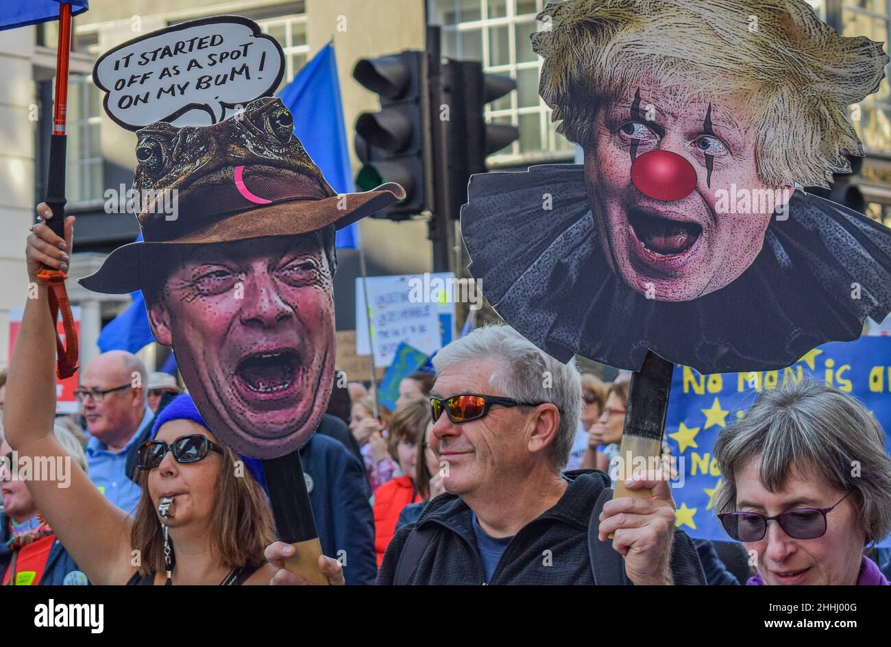 Des manifestants anti-Brexit portant le visage satirique de Boris et de Farage Banque D'Images