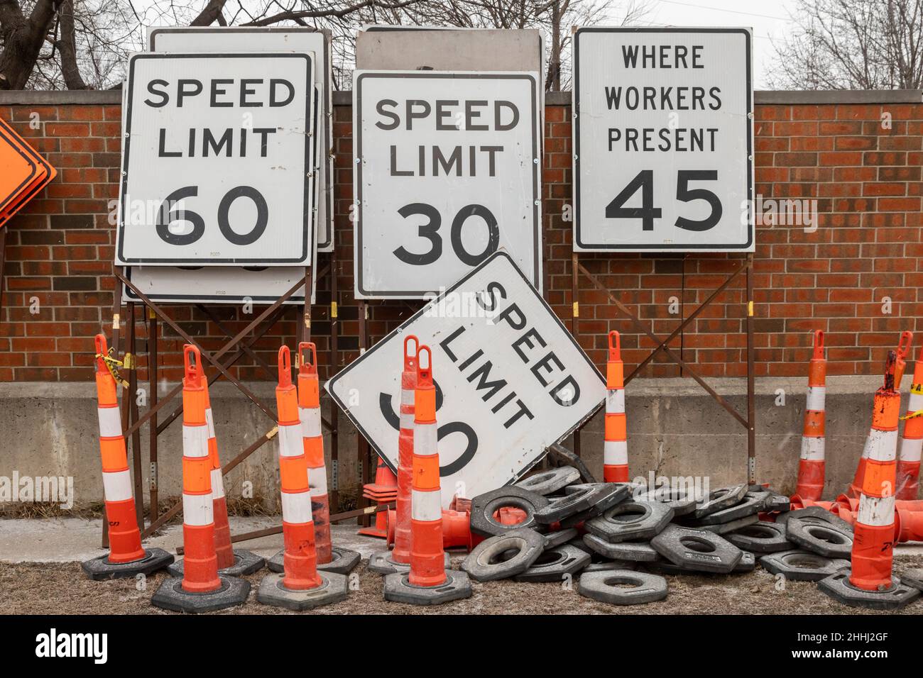 Madison Heights, Michigan - signalisation routière et barrières pour un projet de construction d'autoroute entreposé le long d'une autoroute interétatique dans la banlieue de Detroit. Banque D'Images