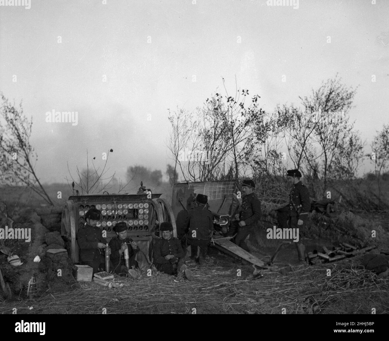 Artillerie de campagne belge vue ici en action à Diksmuide pendant la bataille de l'Yser .Vers octobre 17th 1914 Banque D'Images