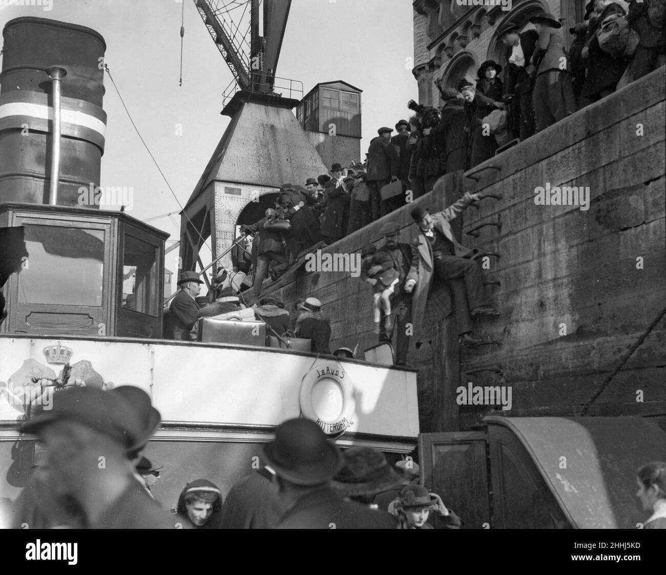 La chute d'Anvers le 1914There octobre a été une ruée de réfugiés d'Anvers pour Ostende, Hollande et Angleterre, et tous les bateaux qui ont quitté la ville étaient bondés.La photo montre que des femmes et des enfants sont mis à bord du dernier remorqueur à quitter le port.Les coquilles éclataient tout le temps.La citadelle était toujours très défendue lorsque cette image a été prise.Des incendies auraient éclaté dans de nombreux endroits, des rues entières ayant été réduites en ruines. Banque D'Images