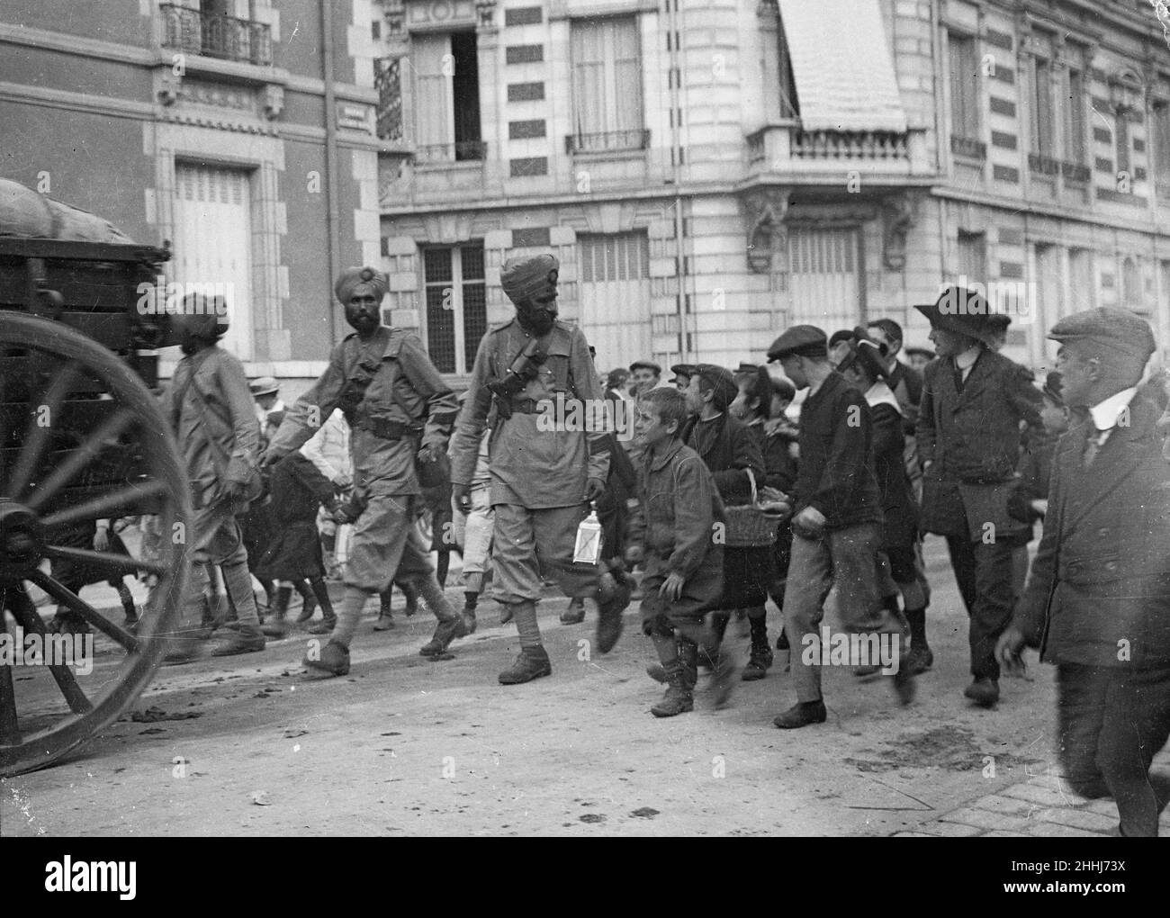 Les enfants des écoles vus ici après les soldats de la division indienne de Lahore en 3rd à travers les rues d'Orléans.Septembre 24th 1914 Banque D'Images