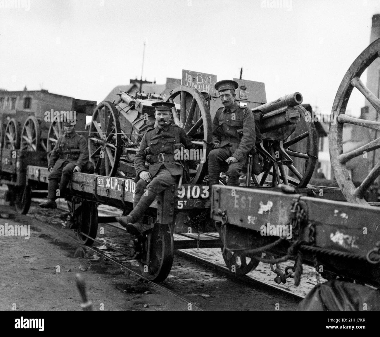 Première Guerre mondiale ; épidémie de septembre 1914 des soldats britanniques vus ici gardaient des chargements de camions d'artillerie allemande capturée alors que l'expédition attend le chargement sur un quai français.Les armes sont sur le chemin du retour à la Grande-Bretagne en tant que trophées de guerre. Banque D'Images