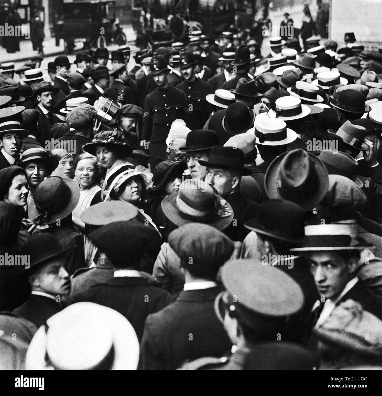 Des foules se sont rassemblées devant les tribunaux d'Old Bailey pendant le procès de George Joseph Smith, les brides dans le Bath meurtrier, 1st juillet 1915 Banque D'Images