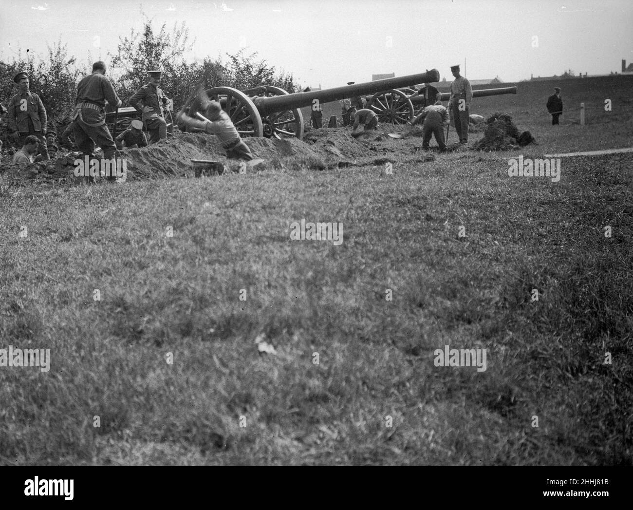 Des membres de l'Artillerie royale ont vu ici construire des emplois de terre autour de leurs canons dans le nord de la France.Vers octobre 1914 Banque D'Images