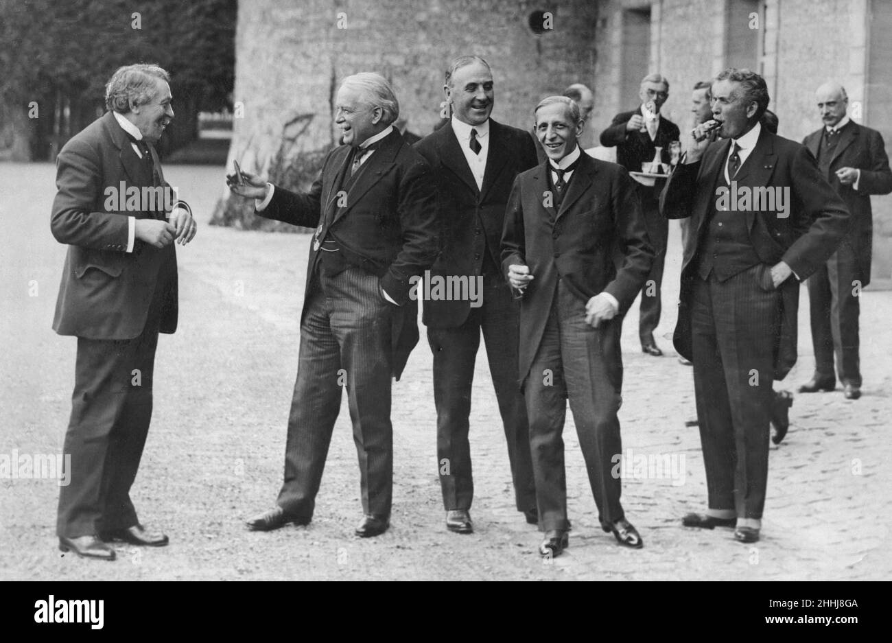 Conseil suprême des alliés Réunion dans les lieux du château du Président français à Rambouillet.Août 20th 1921.Le conseil s'est réuni pour discuter du problème de la haute Silésie. De gauche à droite M. Briand Premier ministre français, David Lloyd George Premier ministre britannique, Sir Robert Horne, Col Havery Ambassadeur des États-Unis à la Cour de St James et M. Merrick Ambassadeur des États-Unis à Paris. Banque D'Images
