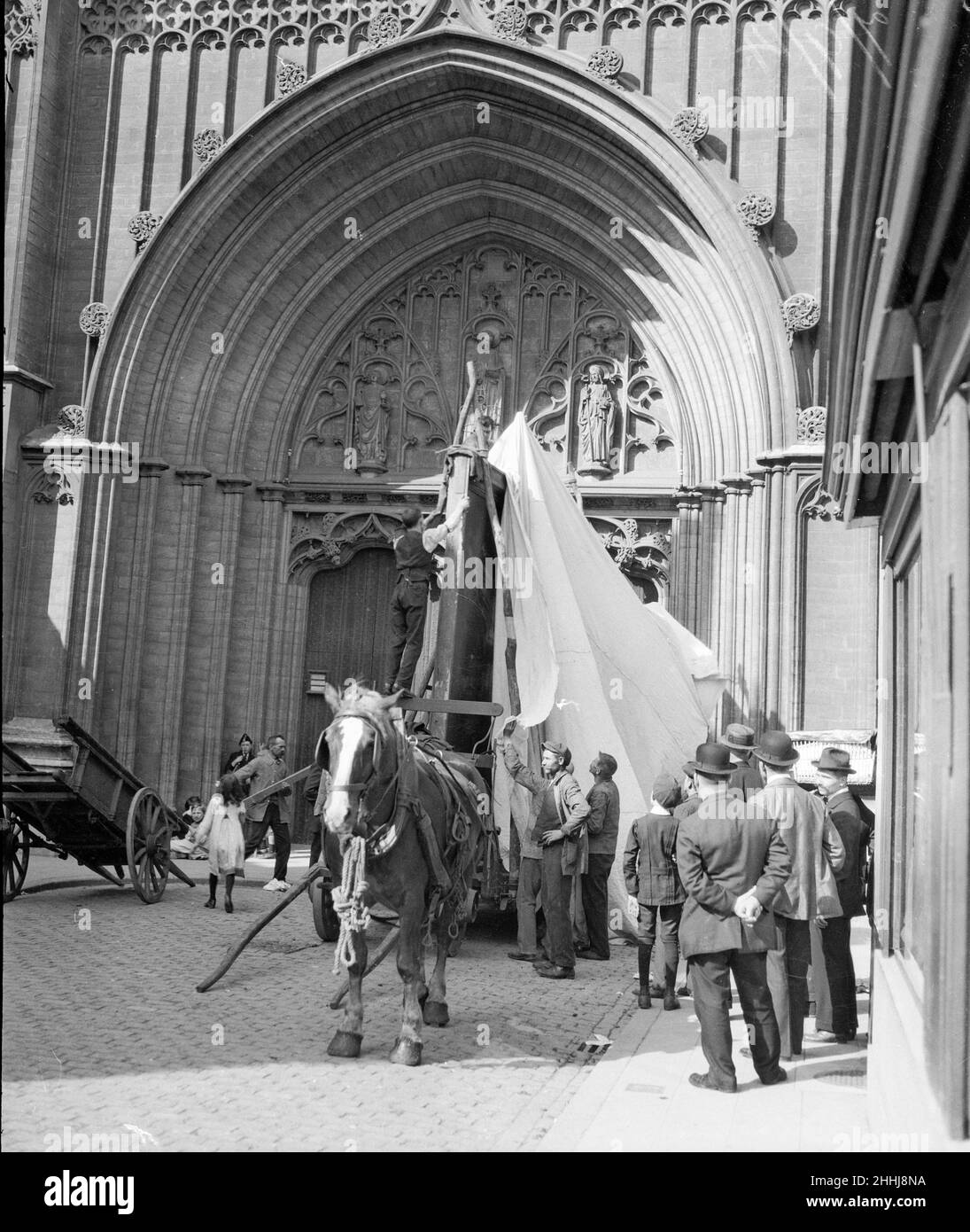 Le chef-d'œuvre de Ruben, « la descente de la Croix », étant retiré de la cathédrale d'Anvers pour devenir un lieu de sécurité.Les autorités belges ne prennent aucune chance avec les œuvres d'art inestimables volées par l'armée allemande en avance.Le tableau avait été saisi et enlevé dans un conflit antérieur par Napoléon et retourné à la cathédrale par Wellington après sa victoire à Waterloo.Vers le 7th septembre 1914 Banque D'Images